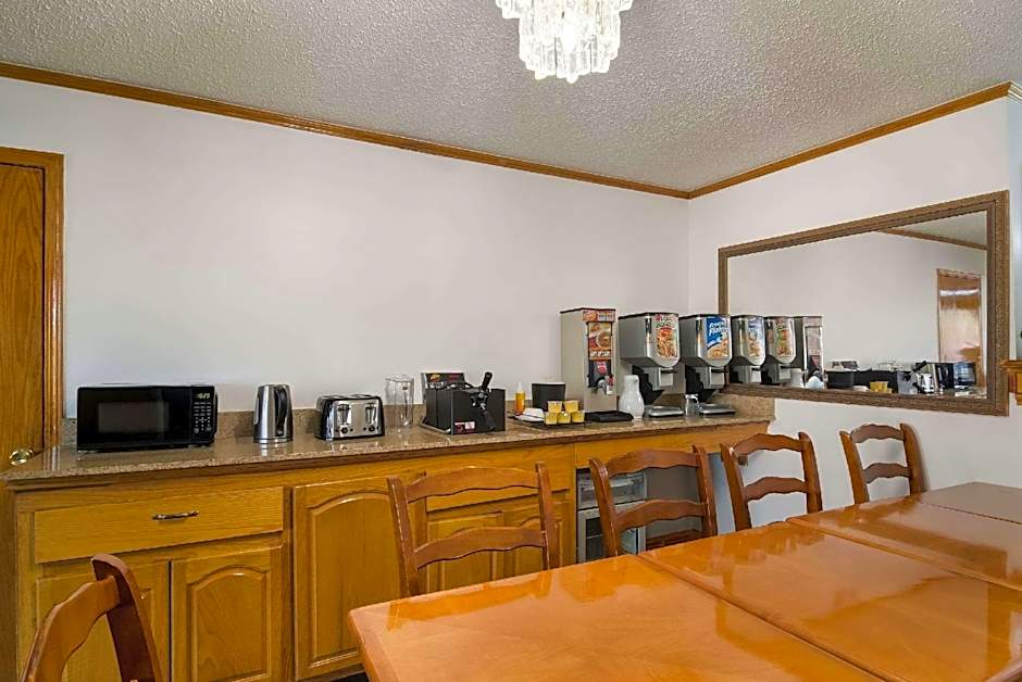 Americas Best Inn - Calhoun