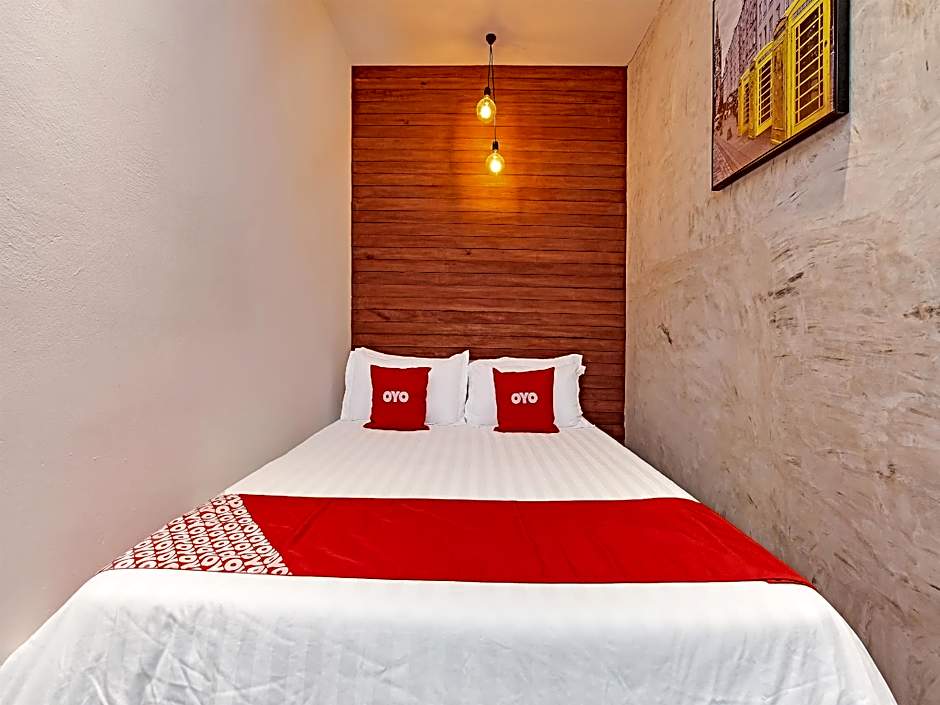 OYO 90662 The 1975 Hotel