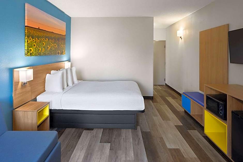 Days Inn & Suites by Wyndham Northwest Indianapolis