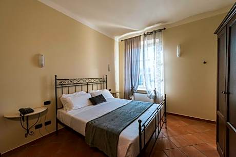 King Room with Roll-In Shower - Disability Access