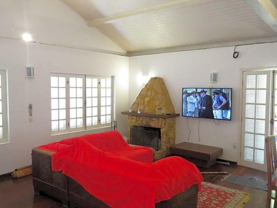 Linda casa em Mury,com riacho e lareira