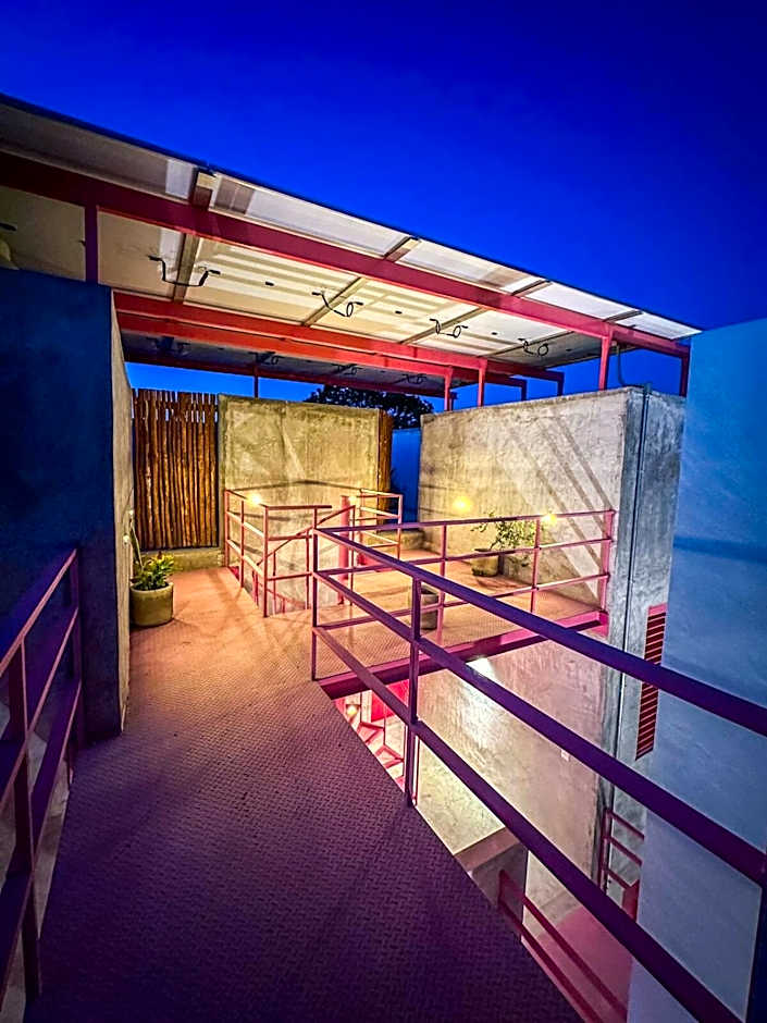 Uayma increible cuarto en el centro con piscina