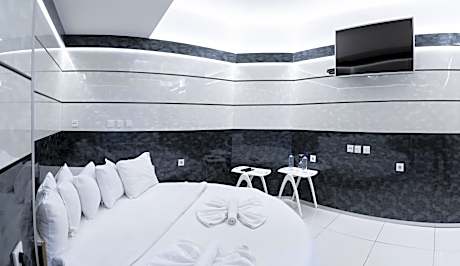 No Windows King and Spa Room