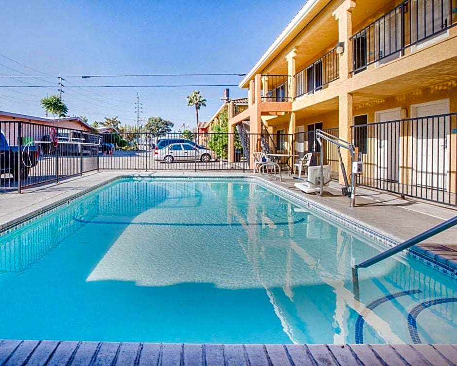Econo Lodge Inn & Suites Wine Country