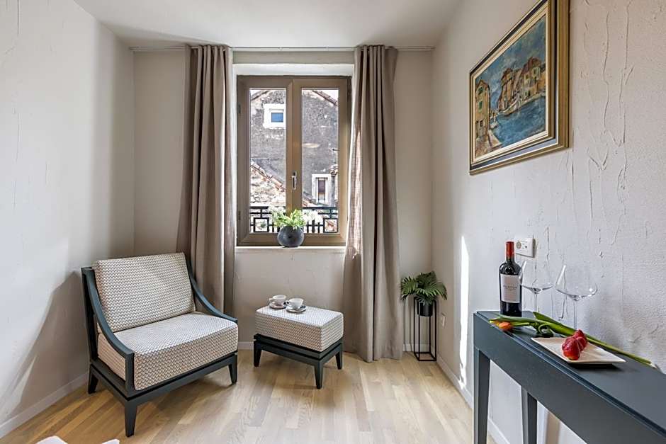 Leonis Restaurant & Rooms