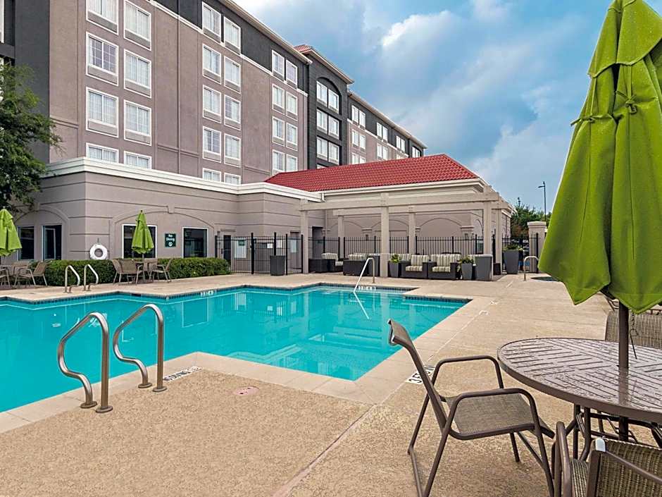 La Quinta Inn & Suites by Wyndham Arlington North Six Flags Drive
