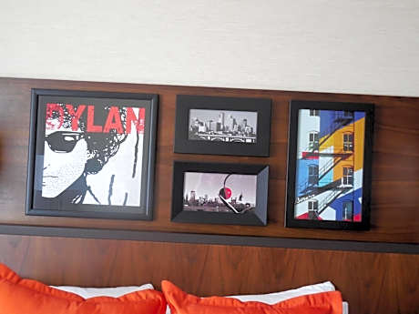 King Room with Roll-In Shower - Disability Access/Non-Smoking