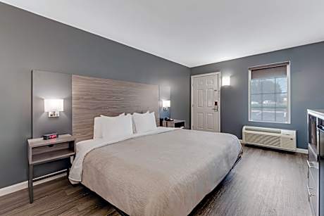 1 King Bed, Nonsmoking, Accessible