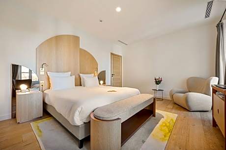 Family Suite (2 Queen Beds)