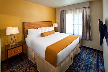 Deluxe Queen Room with Lakeview