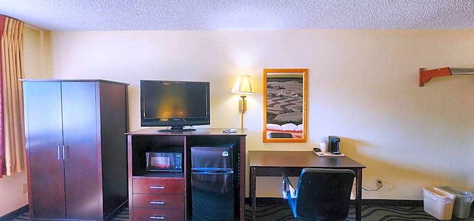 Super 8 by Wyndham Newton