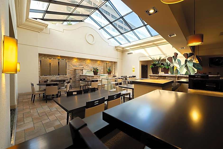 DoubleTree By Hilton Houston Hobby Airport