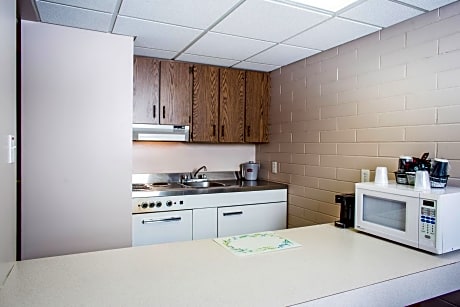 Deluxe Queen Room with Full Kitchen - Non Smoking