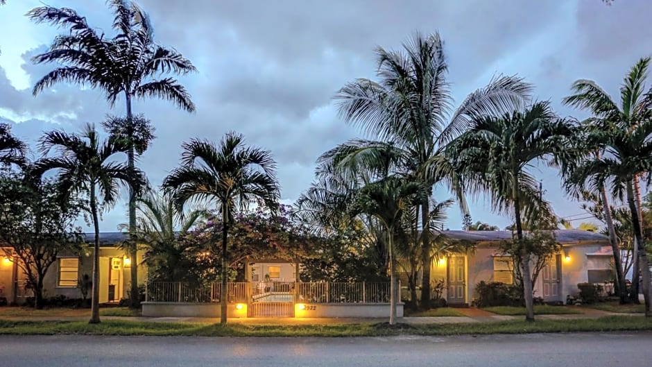 Richard's Motel Courtyard
