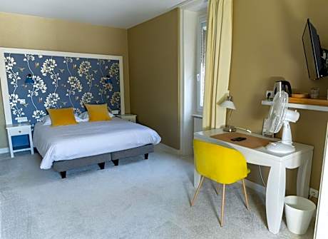Deluxe Room (2 Adults + 1 Child)