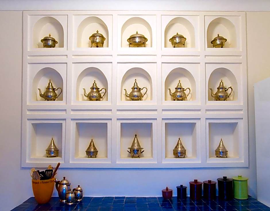 Riad Le J