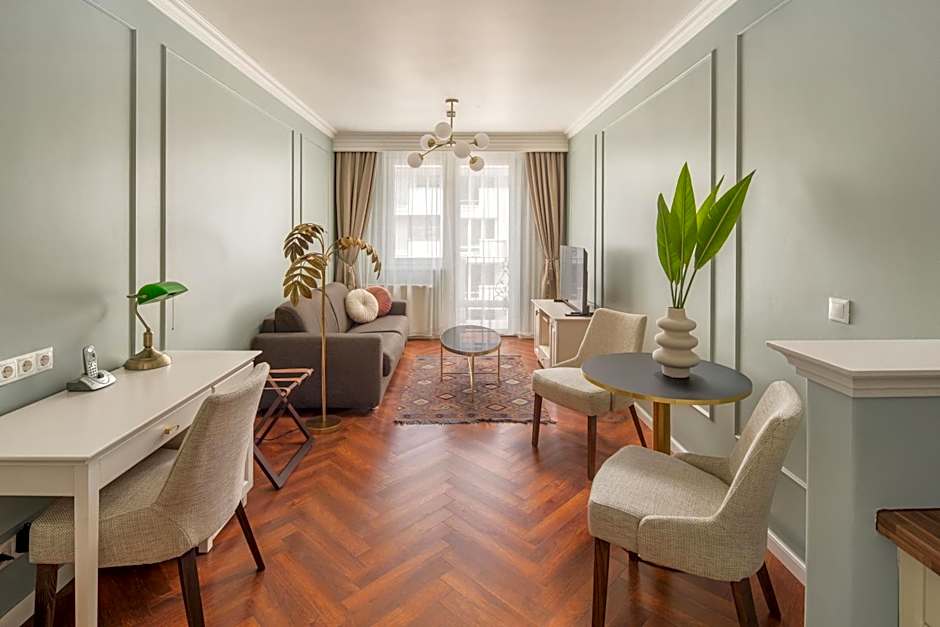 Queen'S Court Hotel & Residence