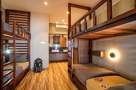 Bed in Deluxe 6-Bed Mixed Dormitory Room