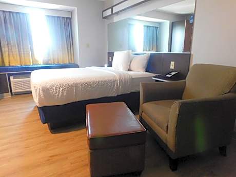 Deluxe Queen Room - Non-Smoking