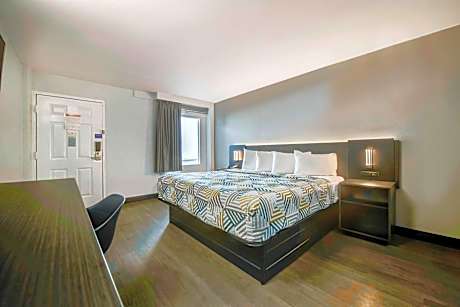 King Room with Roll-in Shower - Disability Access - Non-Smoking