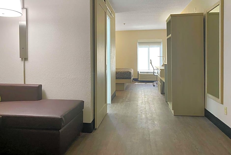 Days Inn & Suites by Wyndham Peachtree Corners Norcross