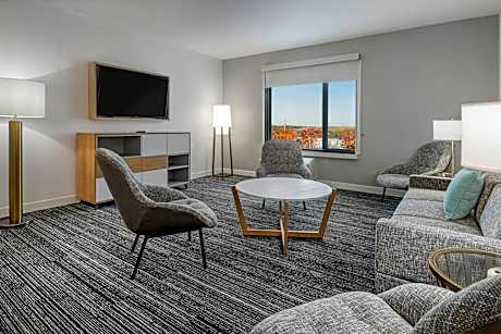1 Bedroom Signature Suite, 1 Queen