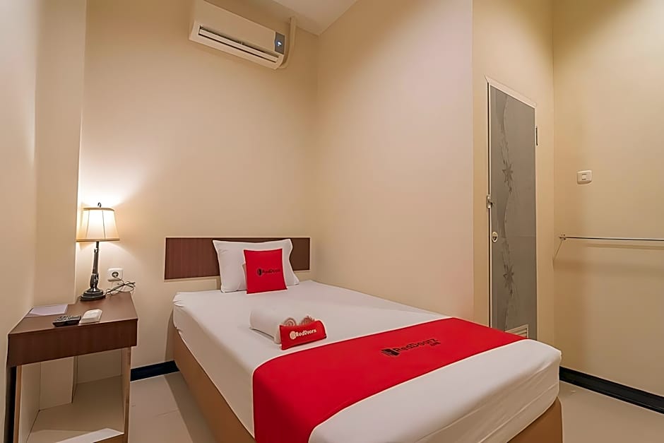 RedDoorz @ H. Agus Salim Street Pontianak