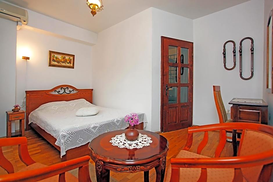 Family Hotel and Restaurant Varosha 2003