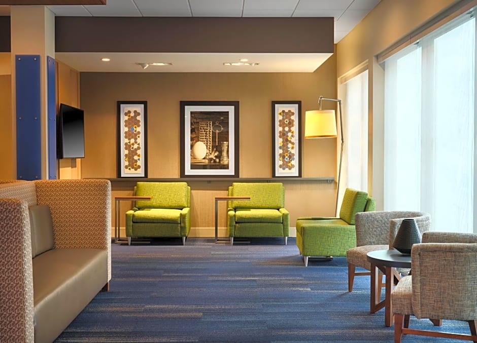 Holiday Inn Express and Suites Lockport