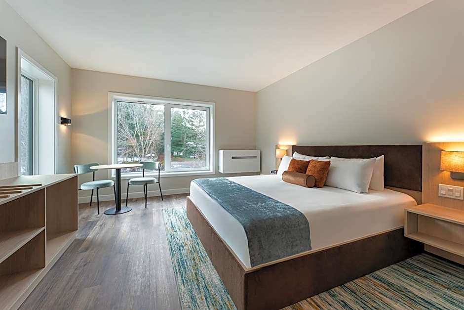 Photo 1 of 9 of Standard 1 King Bed
