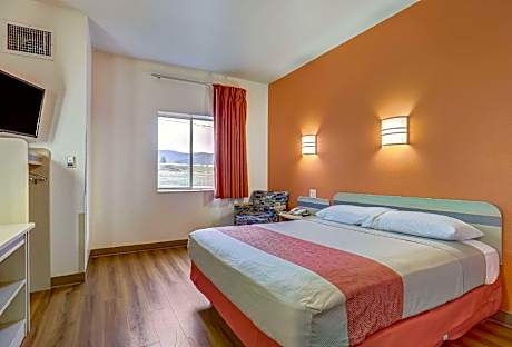 1 Queen Bed | Mobil Access Tub Nsmk Micfridg