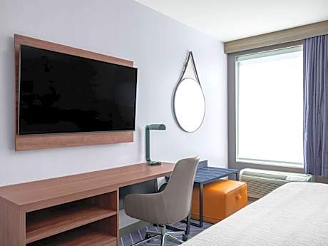 Queen Room with Two Queen Beds and Bath Tub - Mobility/Hearing Accessible - Non-Smoking