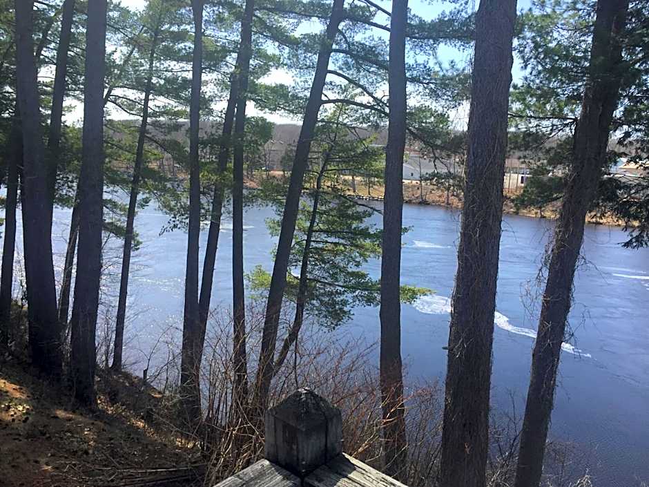 Milford Motel On the River