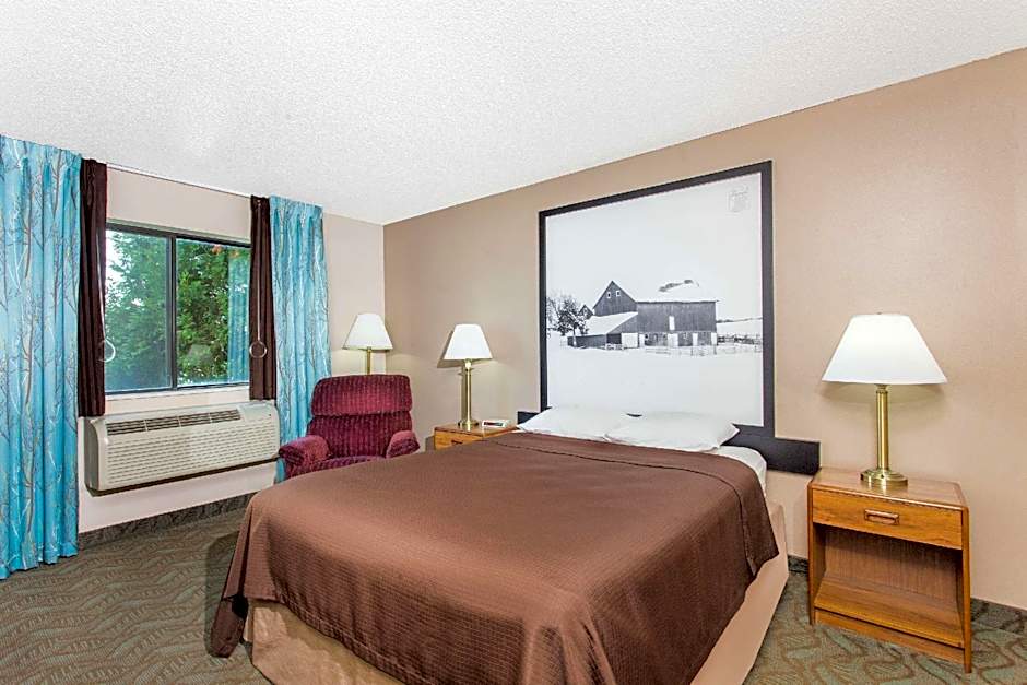 Photo 1 of 3 of 1 Queen Bed, Mobility Accessible, 1st Floor