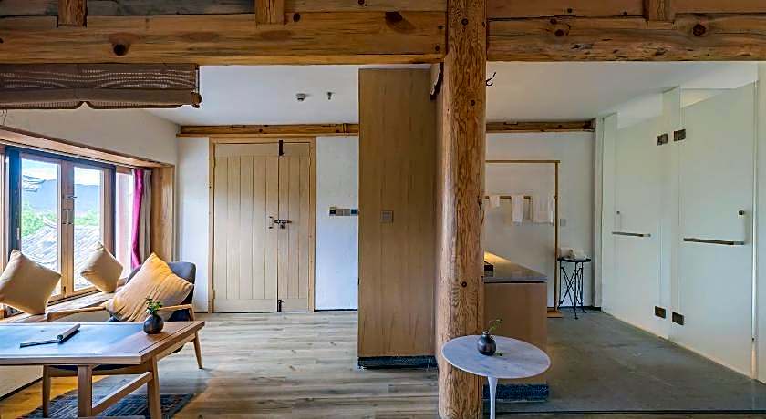 Arro Khampa by Zinc Journey Lijiang