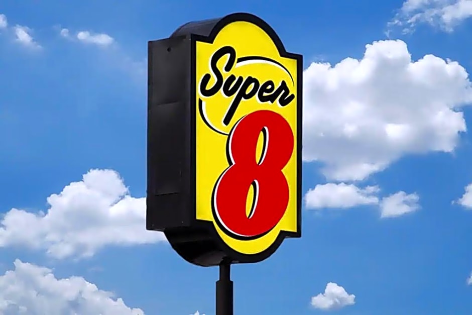 Super 8 by Wyndham Brooklyn Williamsburg