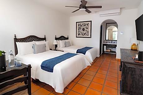 2 Full-Size Beds Guestroom