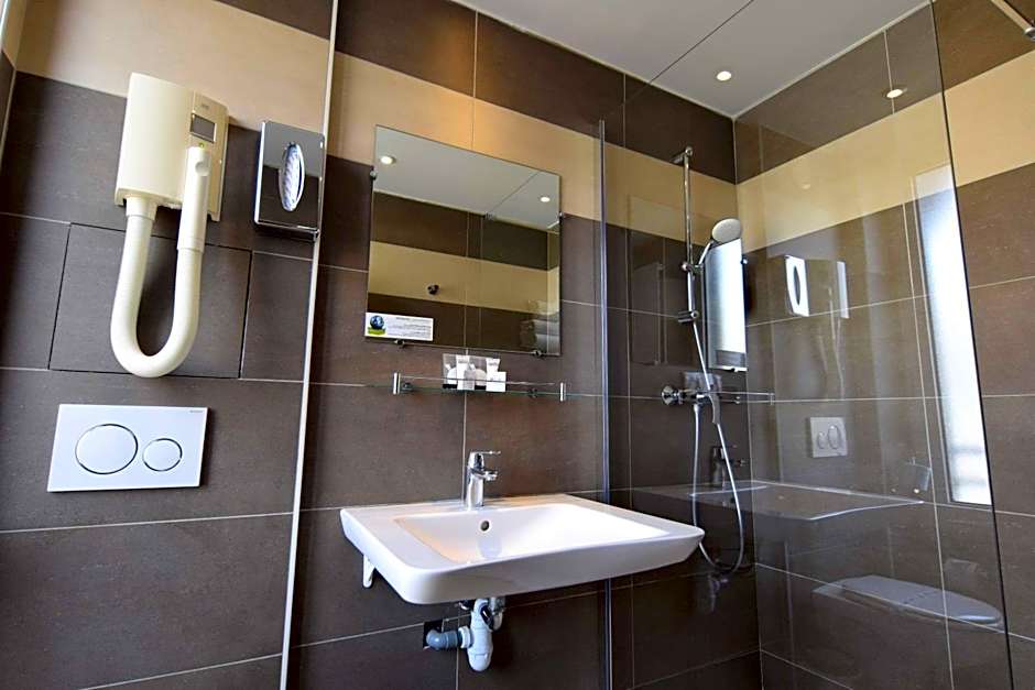 Alyss Saphir Cambronne Eiffel