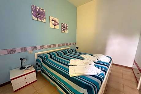 One-Bedroom Apartment with Air Conditioning and Terrace (2 Adults)