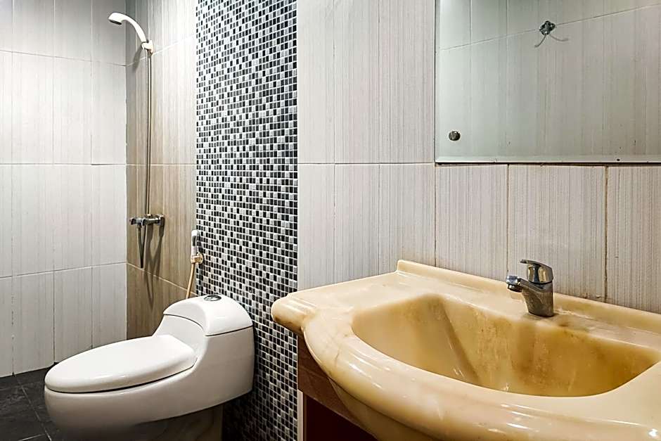 RedDoorz at Hotel Mayang Sari 1