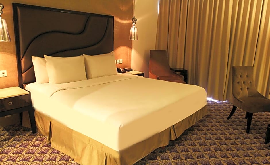 Aston Bellevue Radio Dalam