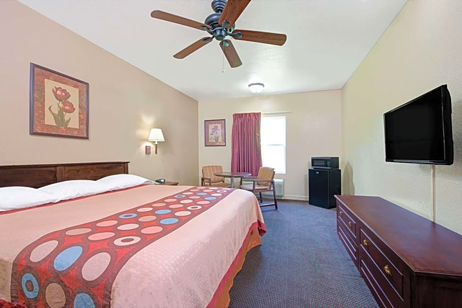Super 8 by Wyndham St. Louis Airport