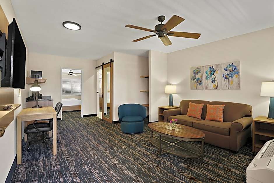 La Fuente Inn & Suites