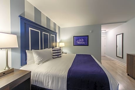 Queen Suite with Two Queen Beds & Marina View – Non-Smoking