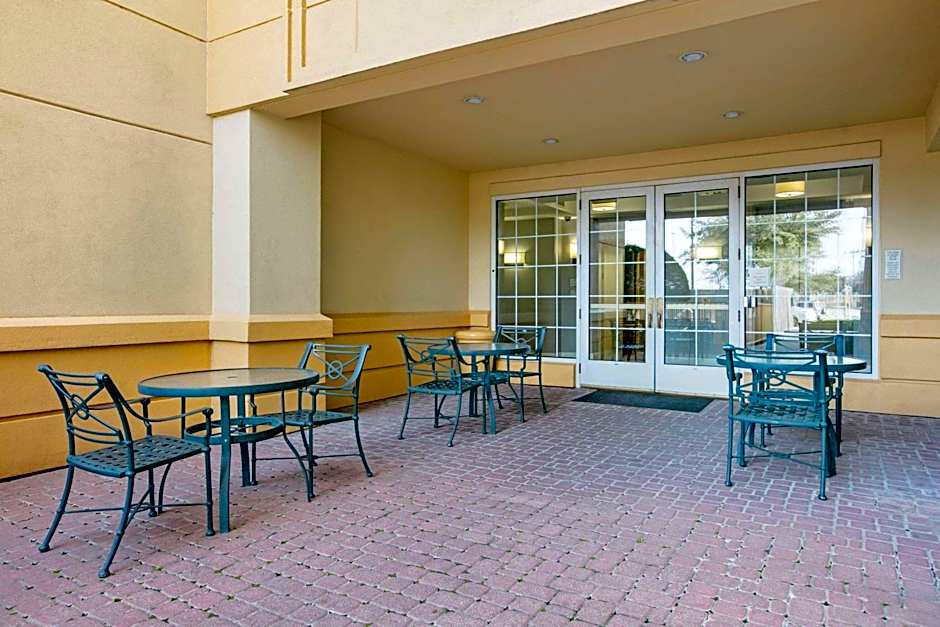 La Quinta Inn & Suites by Wyndham DFW Airport South/Irving