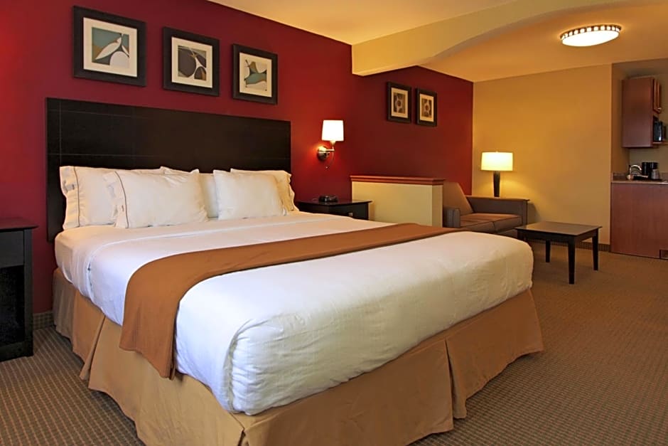 Holiday Inn Express Hotel & Suites Defiance