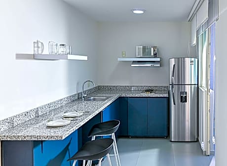 Suite-1 King Bed NSMK Sofabed Kitchenette Living Room Internet Air-Conditioned ContinentalBreakfast