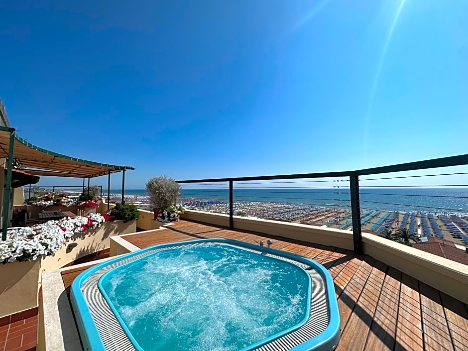 Piccadilly Penthouse with Jacuzzi