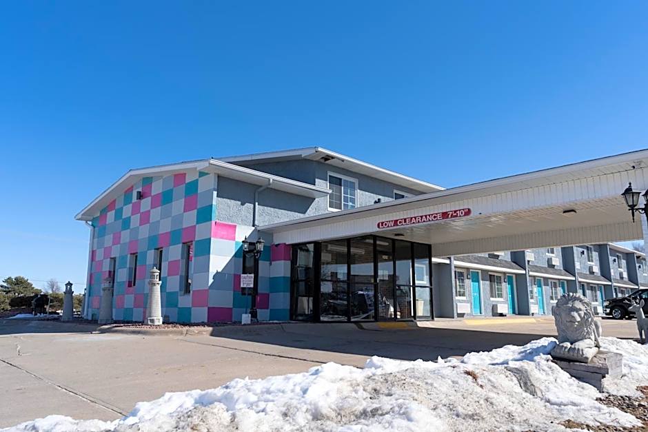 Dragonfly Inn & Suites