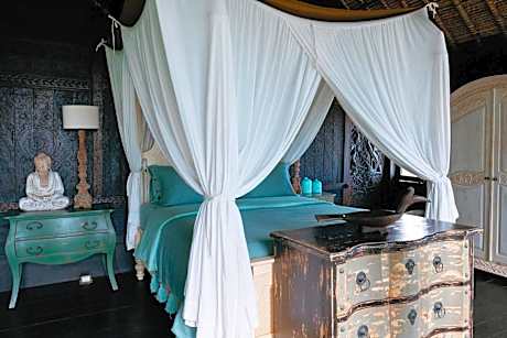 Two Small Oceanfront Villas: Owl & Nixie